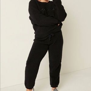PINK Victoria Secret Sherpa Classic Sweatshirt and Pants Gift Set Black-Size L